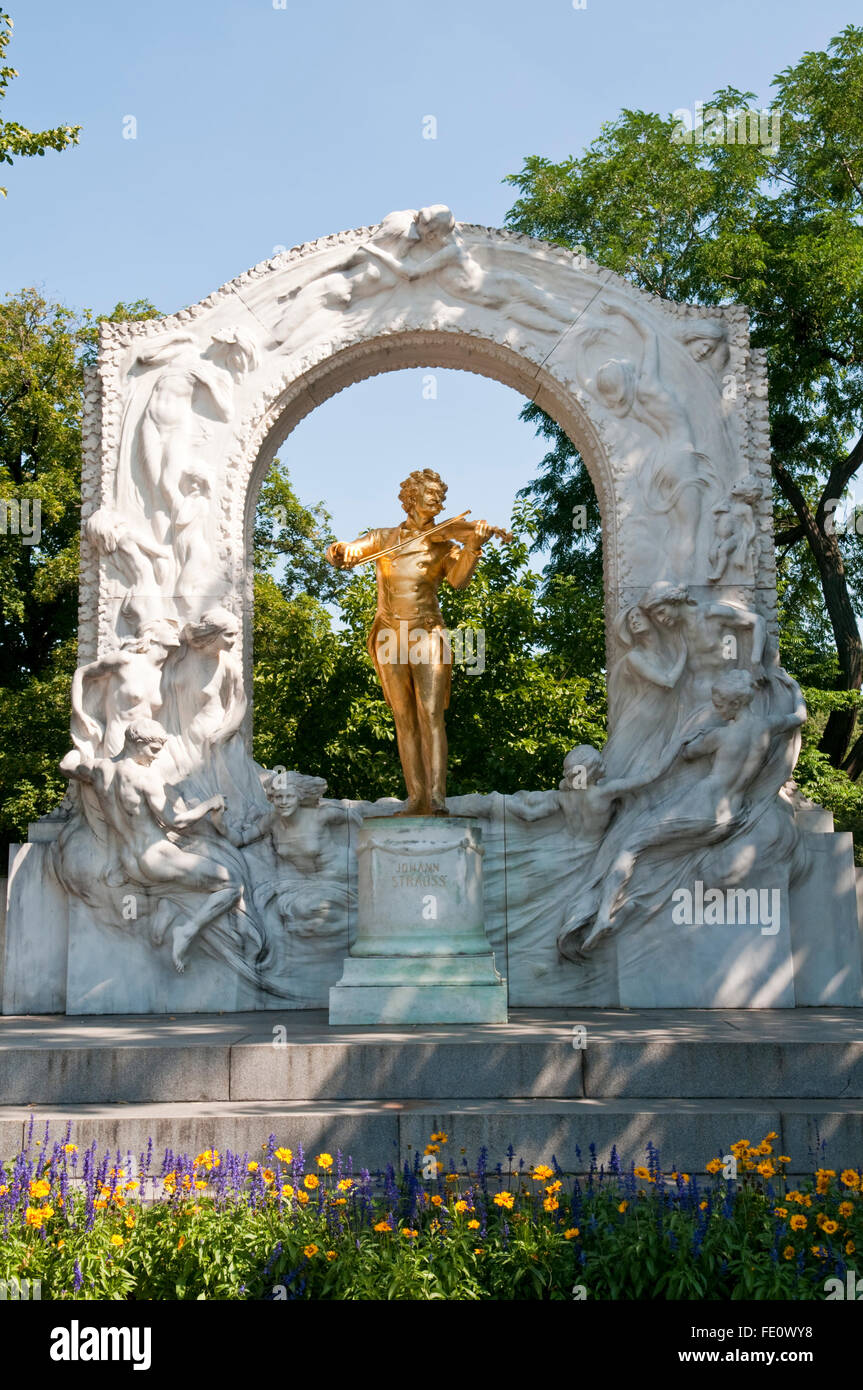 Die gold farbigen Johann Strauß Denkmal-Statue im Stadtpark, Vienna Stockfoto