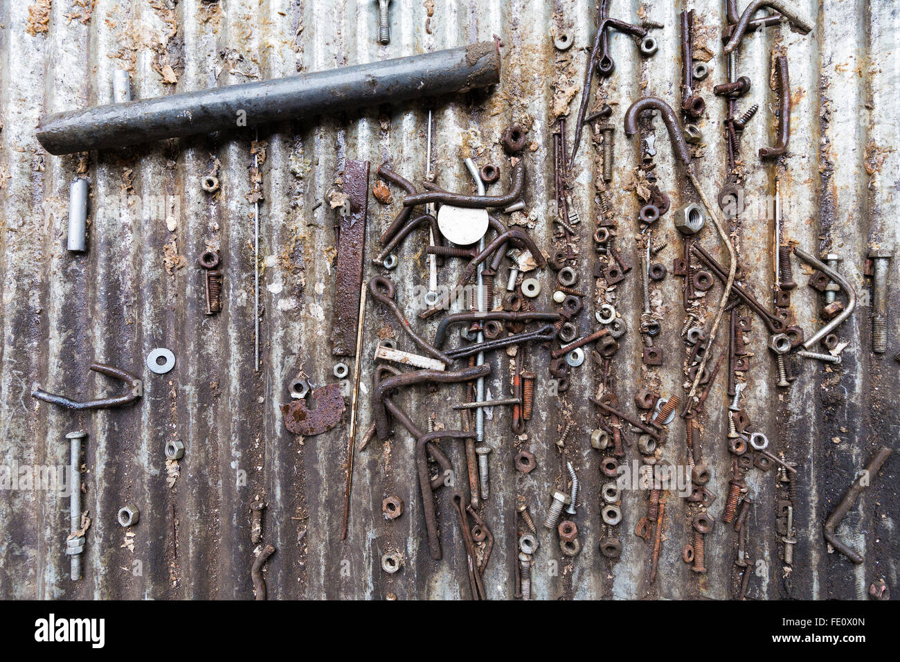Detail der verschiedenen rostigen metallischen Schrauben, Schrauben, Muttern und andere Teile auf einer metallischen Oberfläche Hintergrund Stockfoto