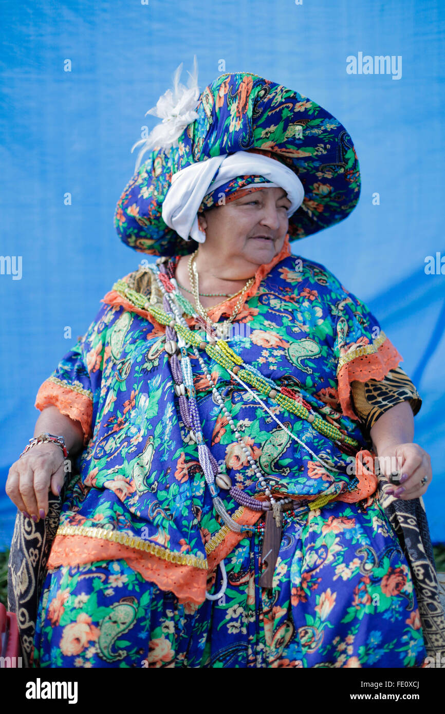 Eine Afro-brasilianische Frau gekleidet in traditioneller Tracht, die Pre-Carnaval Tag der Yemanja 2. Februar 2016 in Brasilia, Brasilien zu Ehren. Das Festival ehrt lokale Folklore und die Göttin des Meeres. Stockfoto