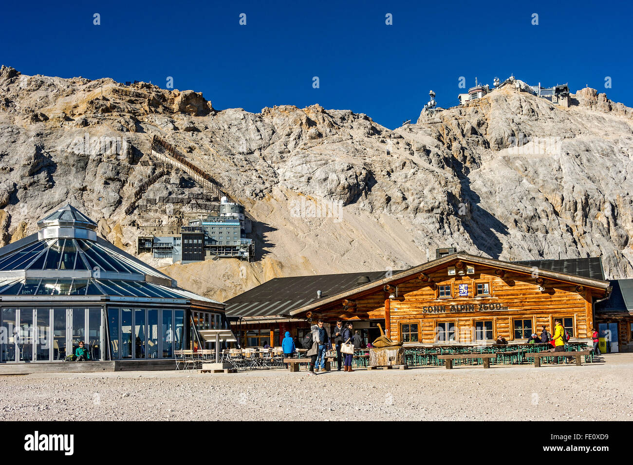Gletschergarten, Gletscherrestaurant SonnAlpin, Schneefernerhaus hinter, Zugspitze, Garmisch-Partenkirchen, Wetterstein, Alpen Stockfoto