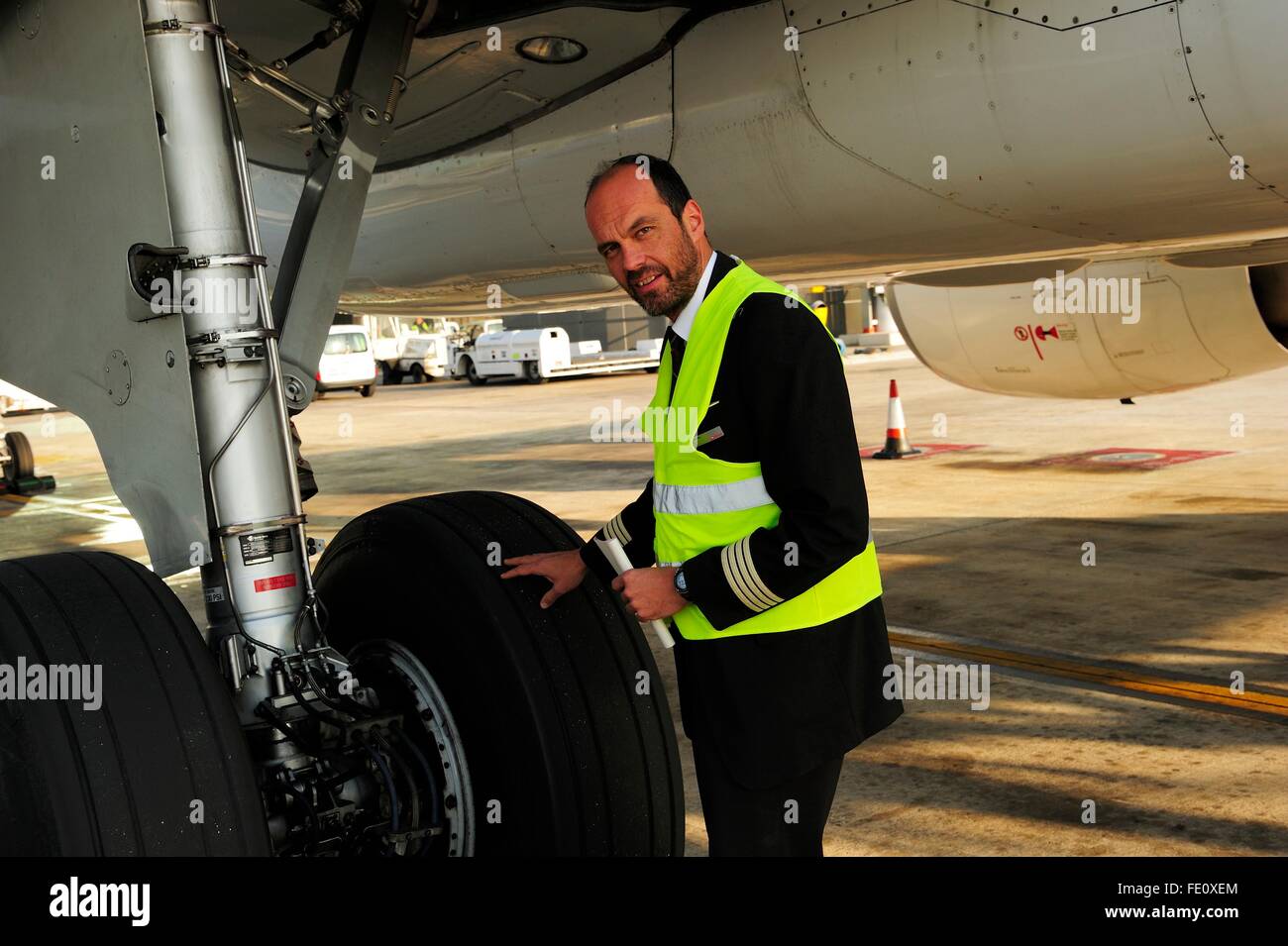 Pilot, Überprüfung, Reifen und Fahrwerk, Passagierflugzeug Airbus A321 Stockfoto