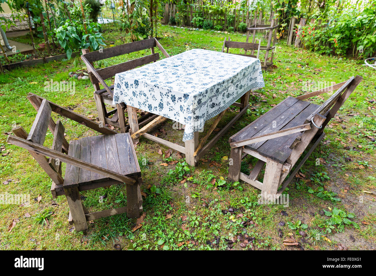 Traditionelle türkische handgefertigte Tisch und Stühlen in einem grünen Garten Stockfoto