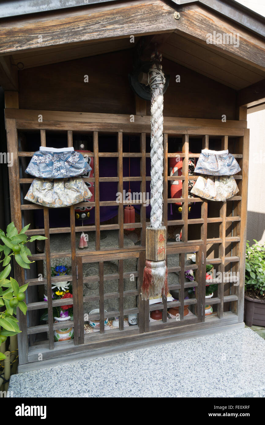Shop im ländlichen Japan mit Stoff waren Stockfoto