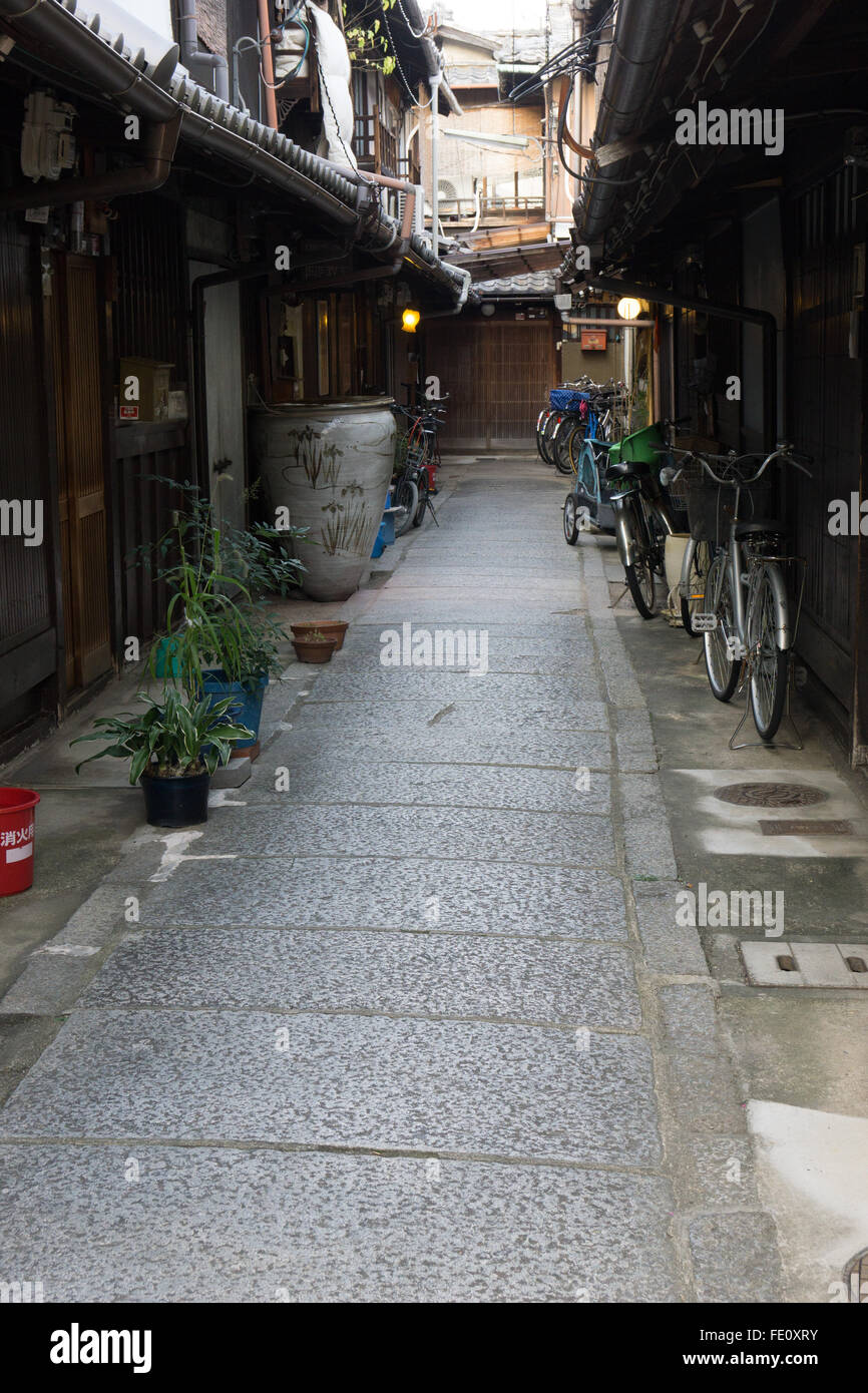 Gasse in Kyoto Japan mit Fahrrädern zurück Stockfoto