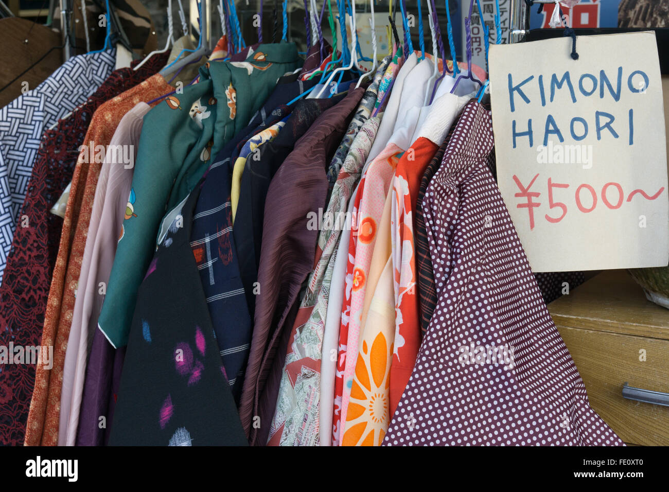 gebrauchte Kimono und Haori Junk-e-Shop-Secondhand-Laden in Japan Stockfoto