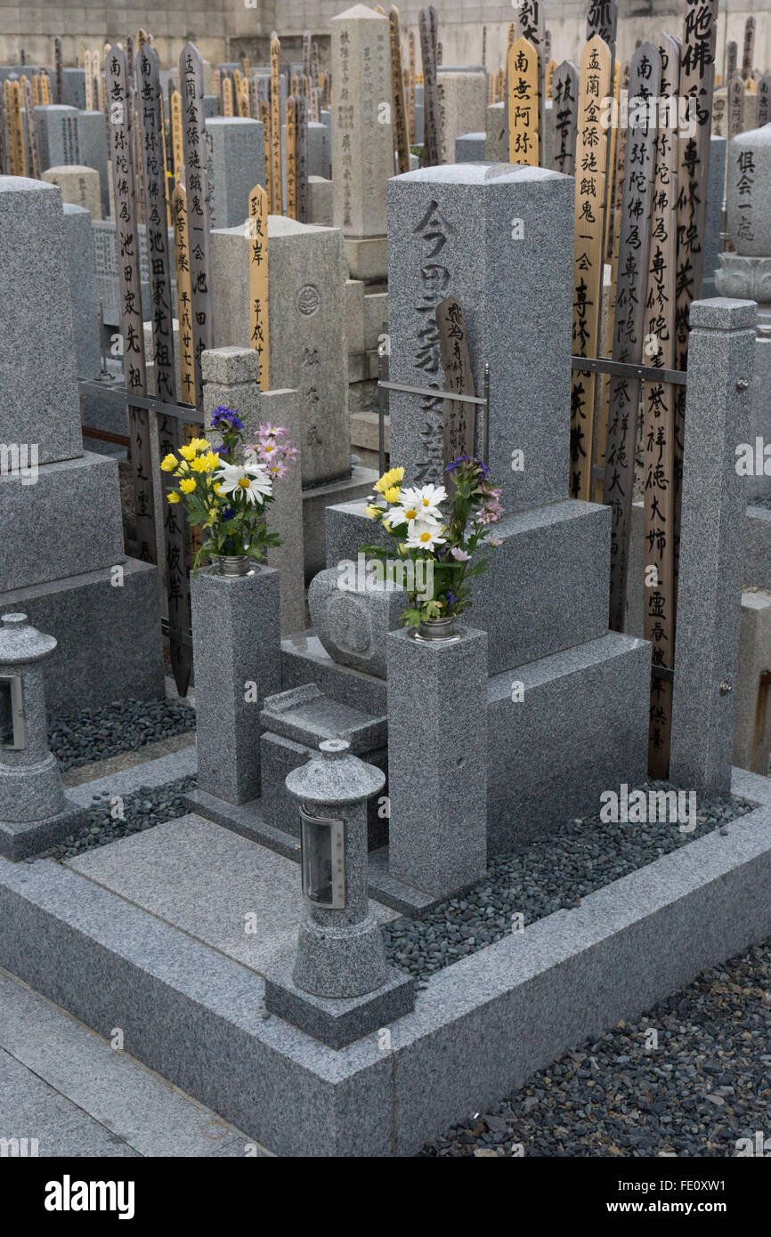 Japanischer Friedhof mit Gedenkstätten und Blumen Stockfoto
