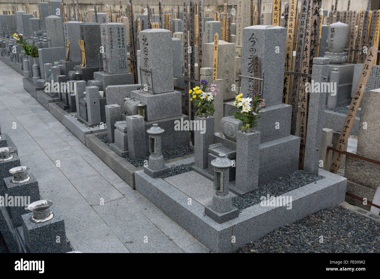 Japanischer Friedhof mit Gedenkstätten und Blumen Stockfoto