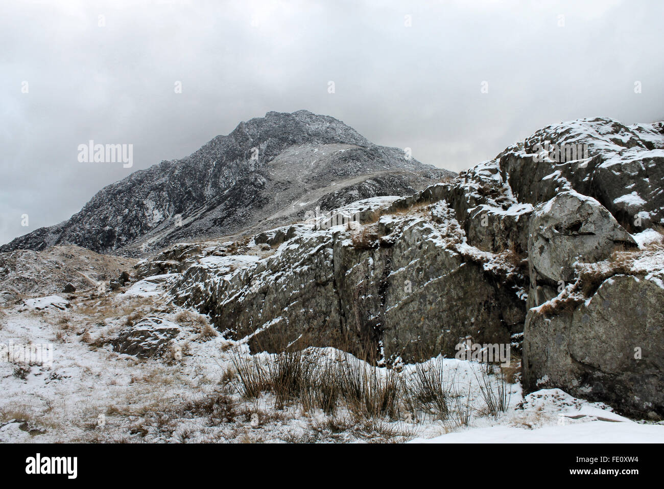 Winter Schneefall am Berg Tryfan Snowdonia National Park Wales Stockfoto