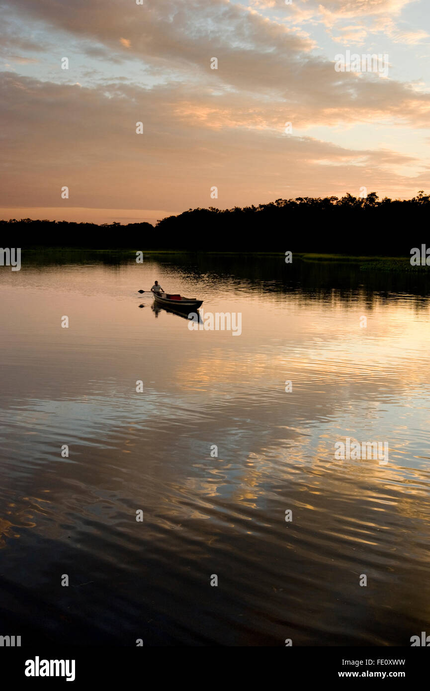 Boot am Amazonas in Ecuador bei Sonnenuntergang Stockfoto