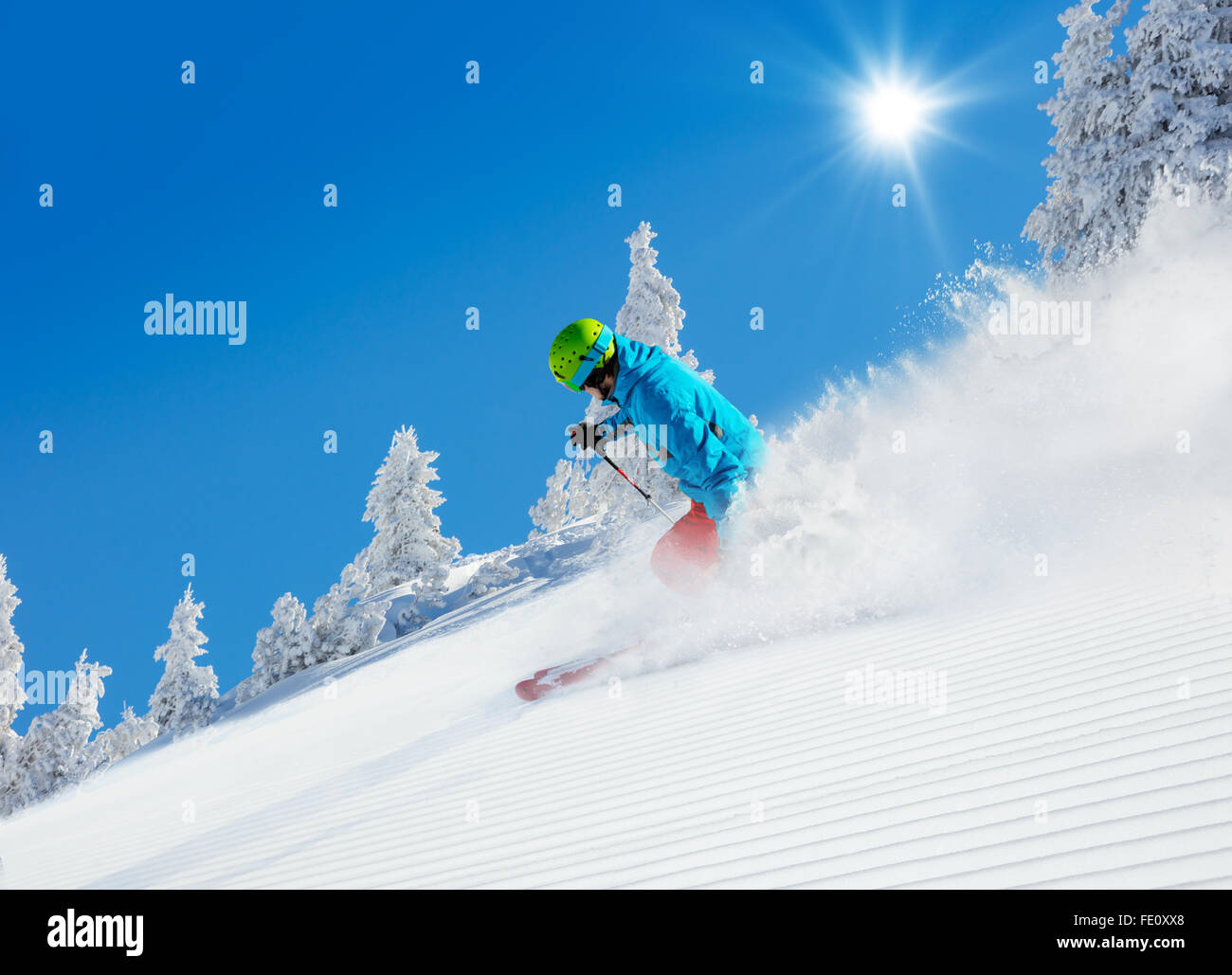Mann-Skifahrer laufen bergab am Sonnenhang Alpen Stockfoto