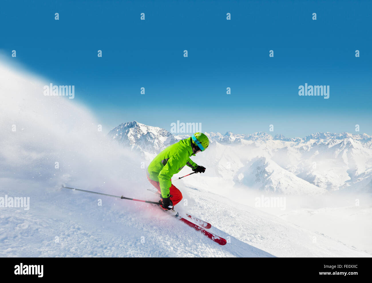 Mann-Skifahrer laufen bergab am Sonnenhang Alpen Stockfoto