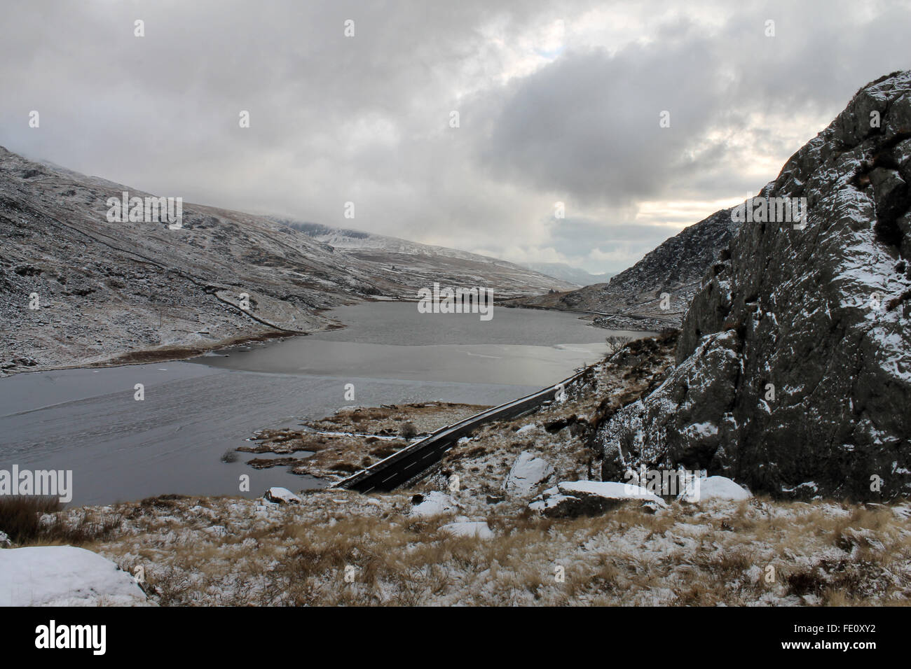 Gefrorene Ogwen See und Tryfan Berg Wales Stockfoto