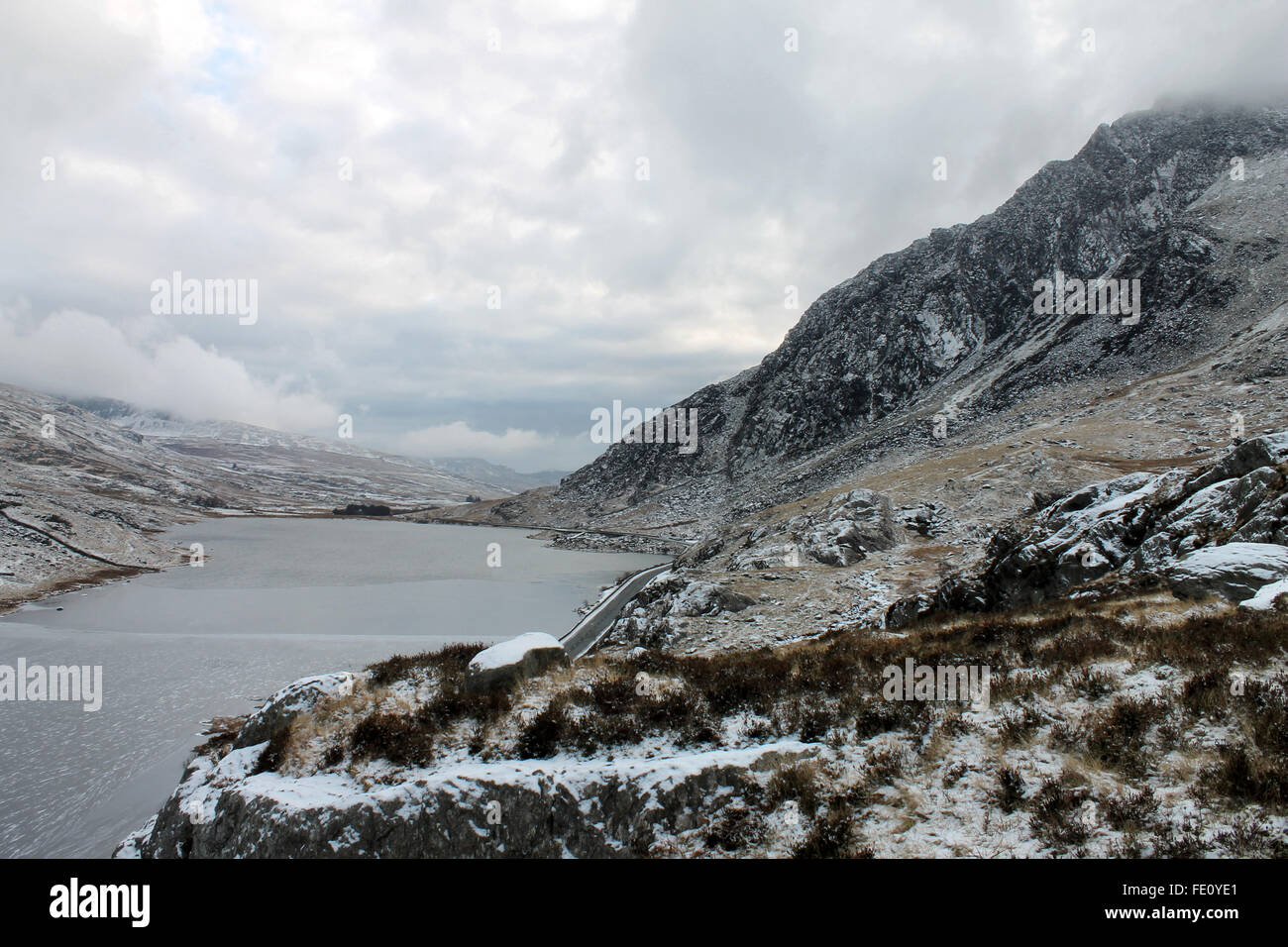 Gefrorene Ogwen See und Tryfan Berg Wales Stockfoto