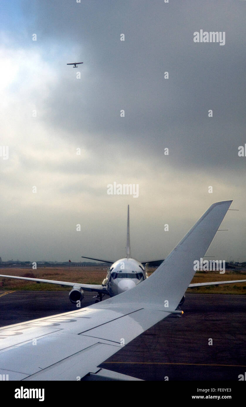 Flugzeuge am Flughafen und im Himmel Stockfoto