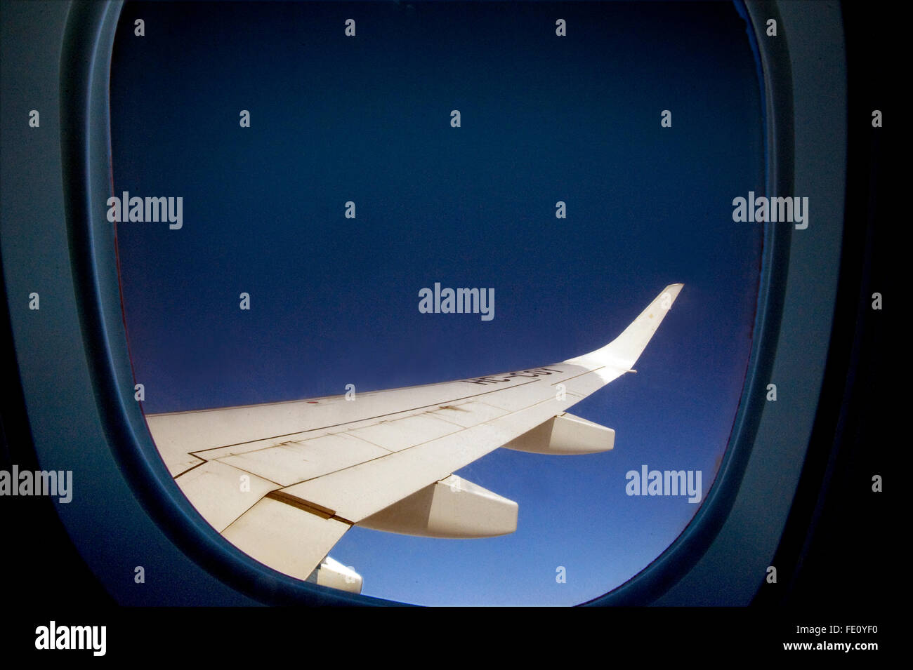 Ansicht des Flügels vom Sitzplatz im Flugzeug während des Fluges Stockfoto