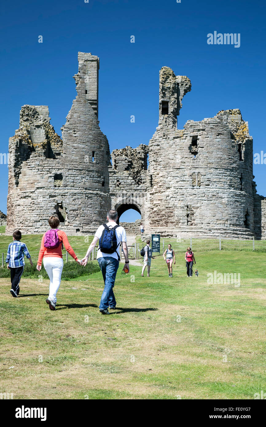 Menschen bei Dunstanburgh Castle, England, Vereinigtes Königreich Stockfoto