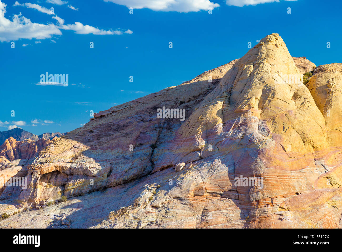 Weißen Kuppeln vor tiefblauem Himmel im Valley of Fire State Park, Nevada Stockfoto
