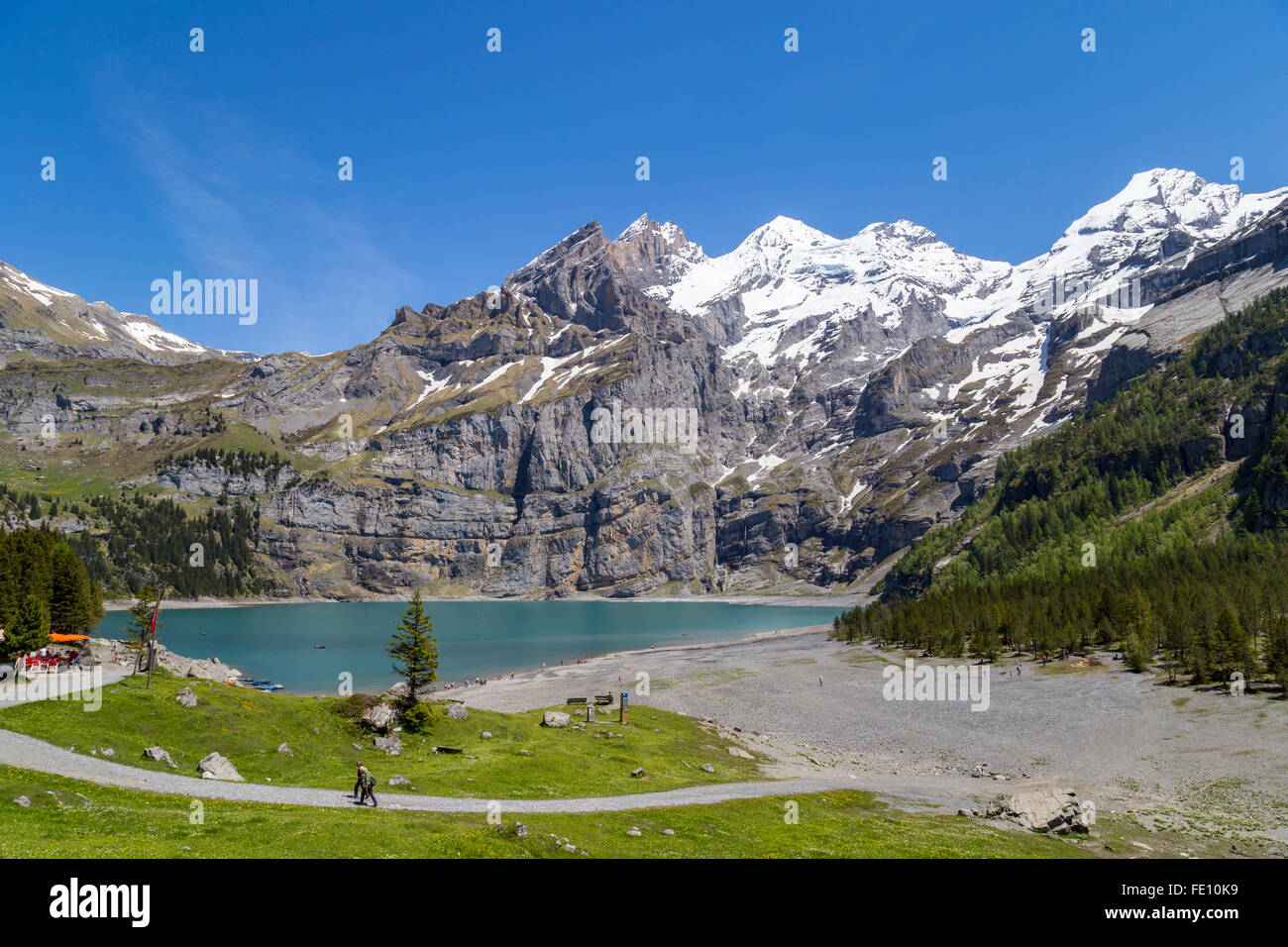 Blick auf den Oeschinensee (Oeschinensees See) mit moderner und Frundenhorn der Schweizer Alpen im Berner Oberland Stockfoto