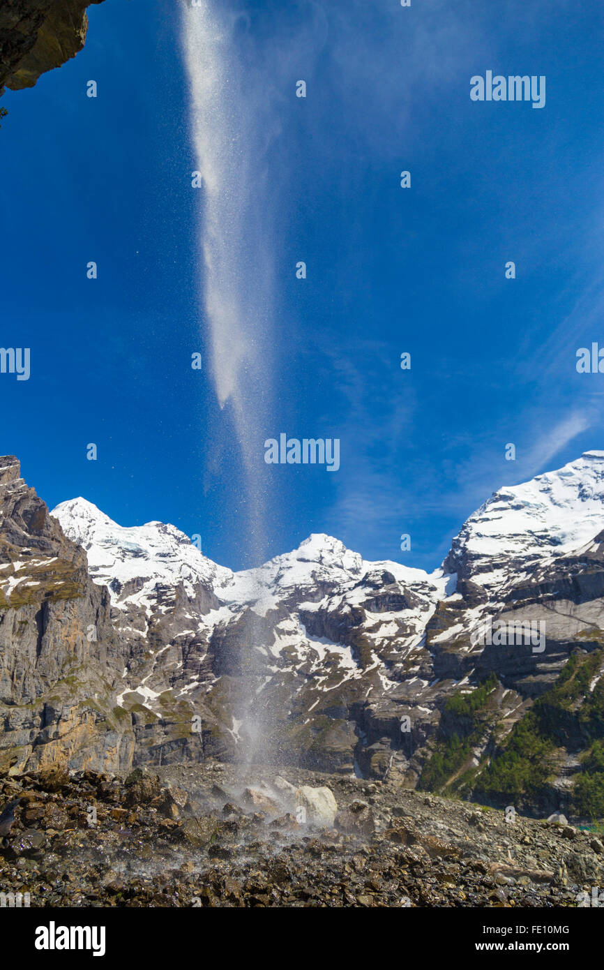 Schweizer Alpen-Wasserfall in der Nähe von Oeschinensee See im Berner Oberland, Schweiz Stockfoto