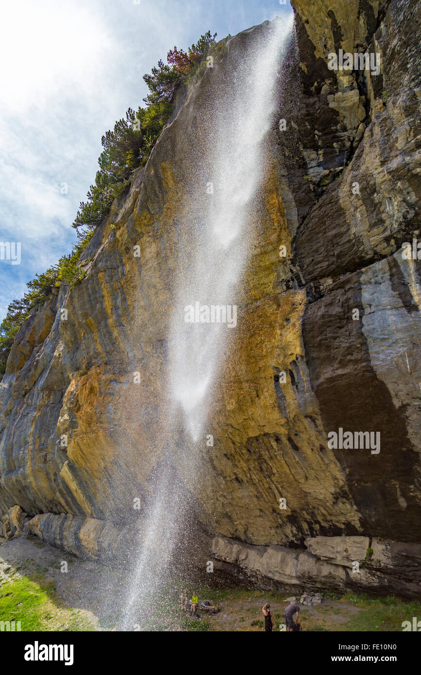 Schweizer Alpen-Wasserfall in der Nähe von Oeschinensee See im Berner Oberland, Schweiz Stockfoto