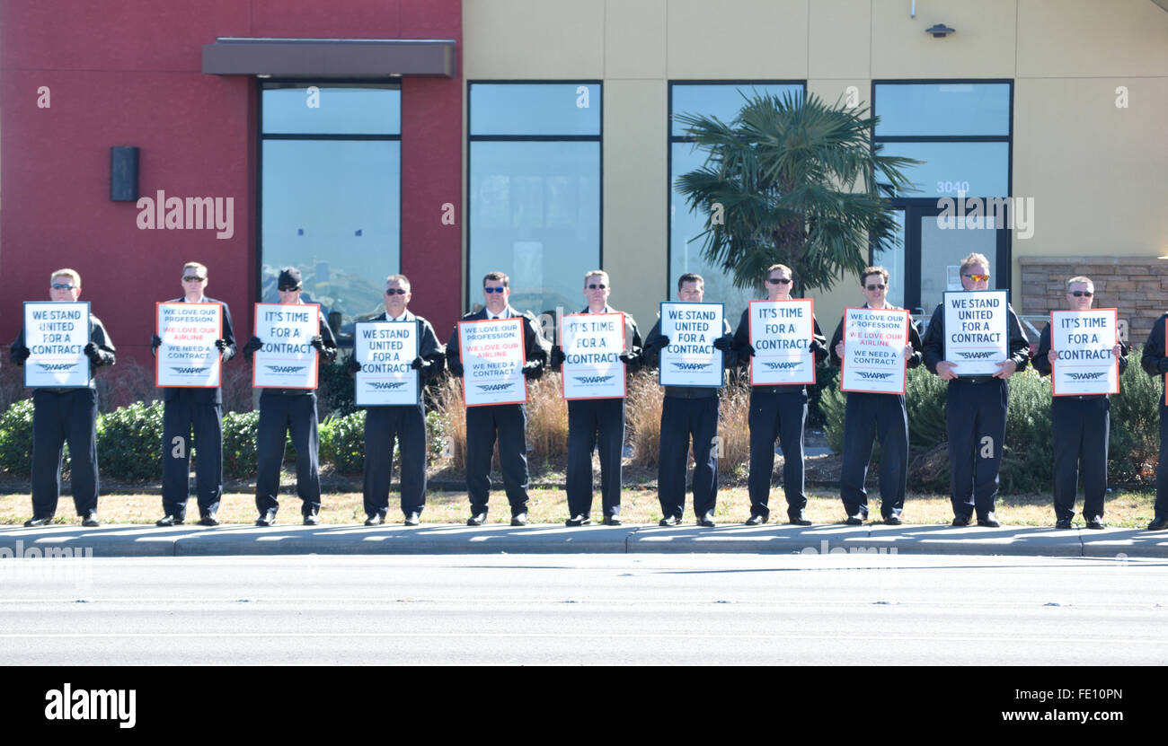 Etwa 100 Southwest Airlines Piloten schweigend zu protestieren, Unterstützung für einen Vertrag außerhalb der Liebe Bereich Credit: Brian T. Humek/Alamy Live News Stockfoto