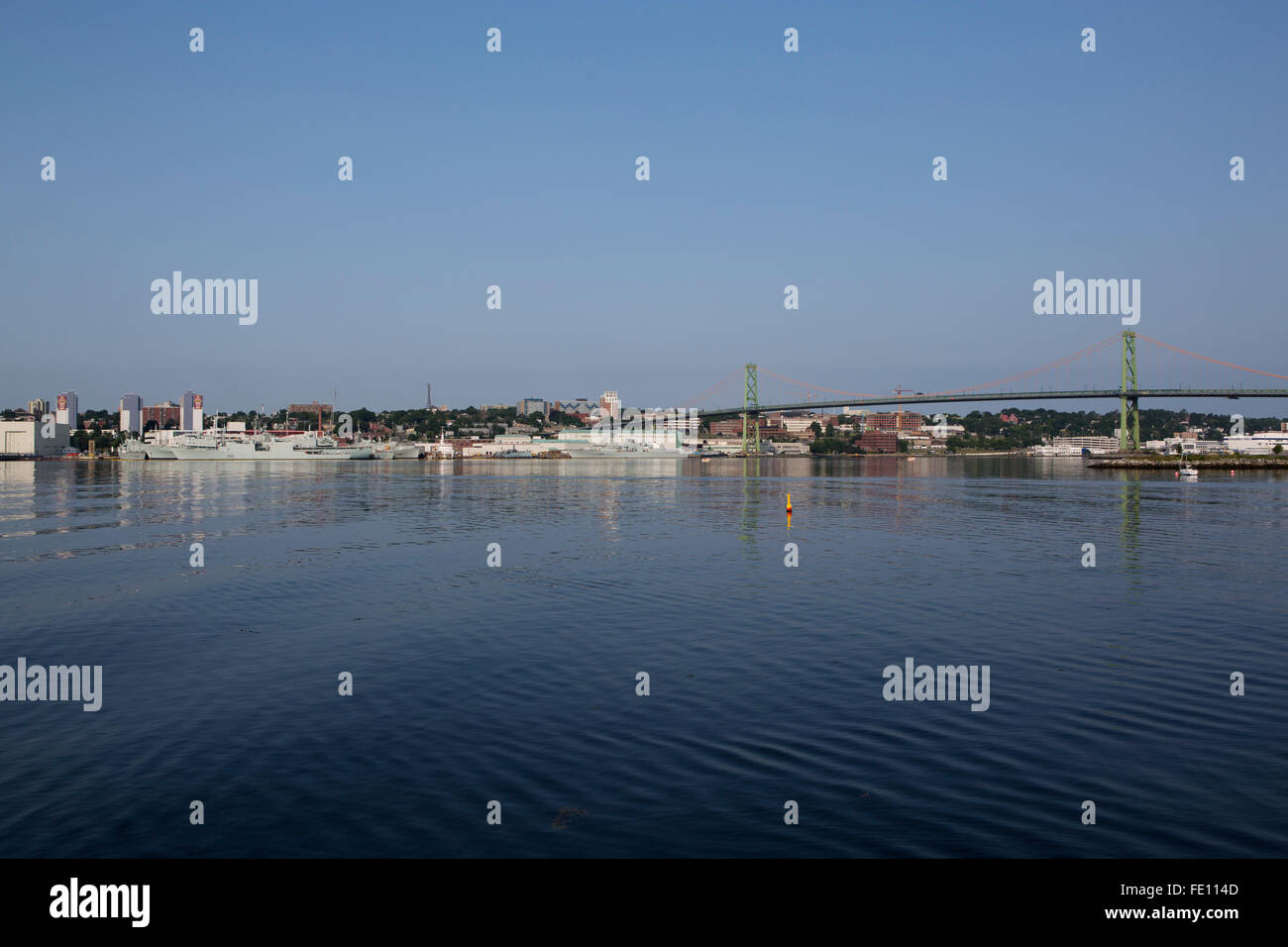 Schiffe der Royal Canadian Navy unter der Angus L Macdonald Brücke in Halifax, Kanada. Stockfoto