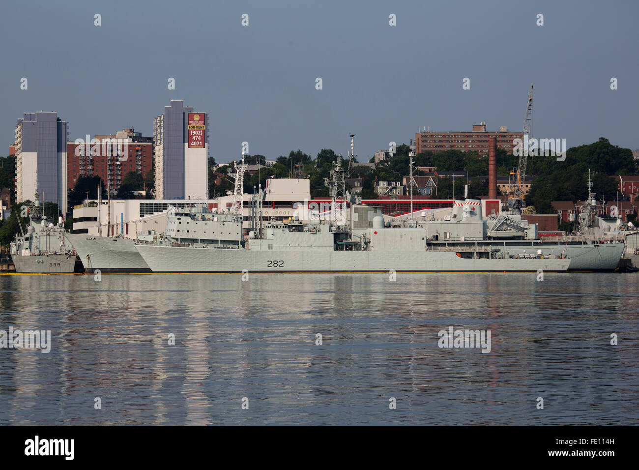 Schiffe der Royal Canadian Navy in Halifax, Kanada. Der Hafen und die Werft ist seit langem eine Basis der kanadischen Marine. Stockfoto