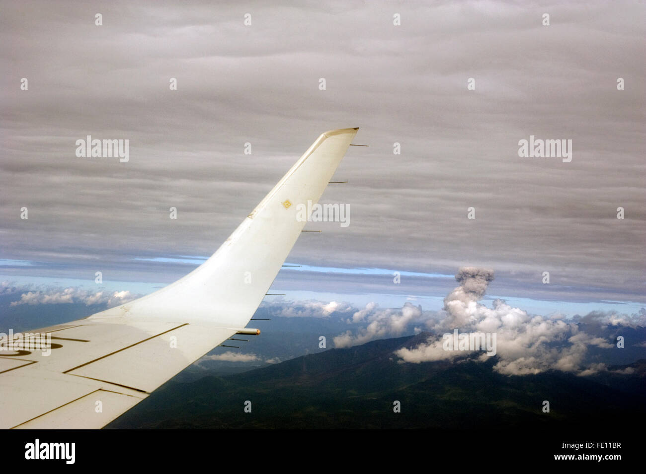Rauchfahne vom Vulkan in Ecuador vom Flugzeug aus gesehen Stockfoto
