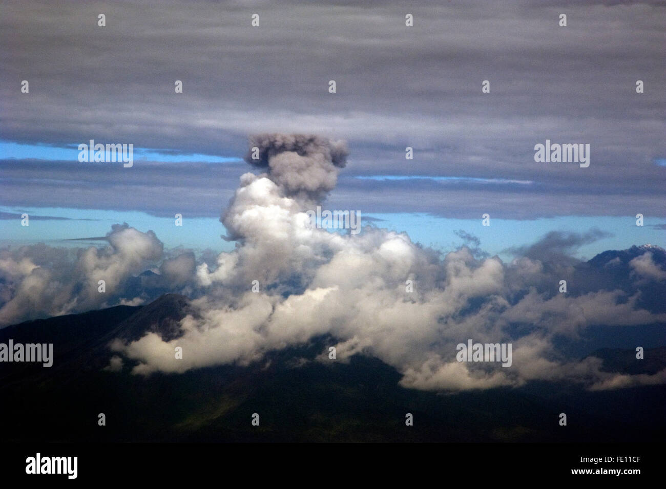 Rauchfahne vom Vulkan in Ecuador vom Flugzeug aus gesehen Stockfoto