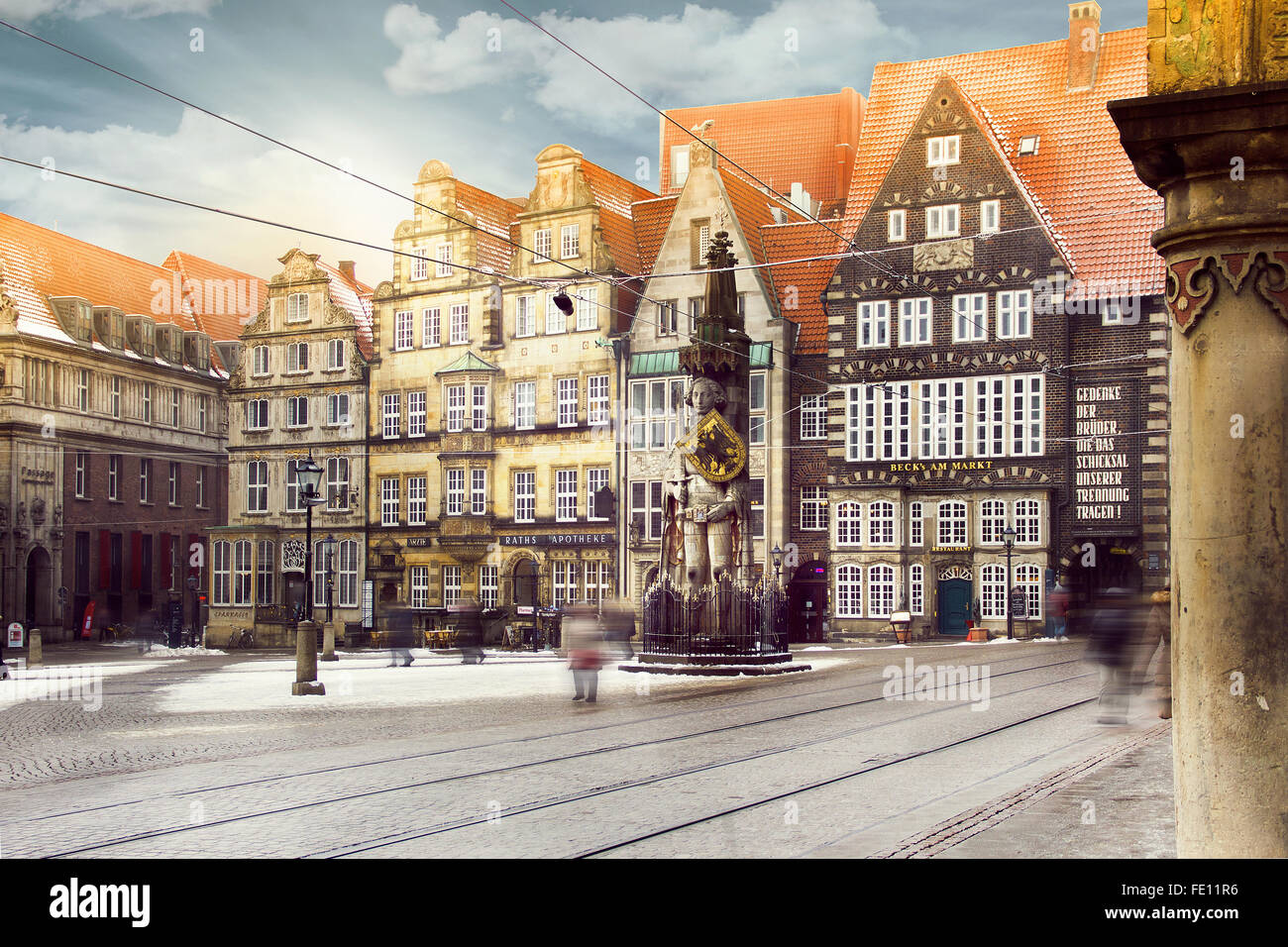 Marktplatz von Bremen mit Statue der Bremer Roland oder Roland von Bremen, umgeben von der alten Stadt und mittelalterliche Architektur Stockfoto