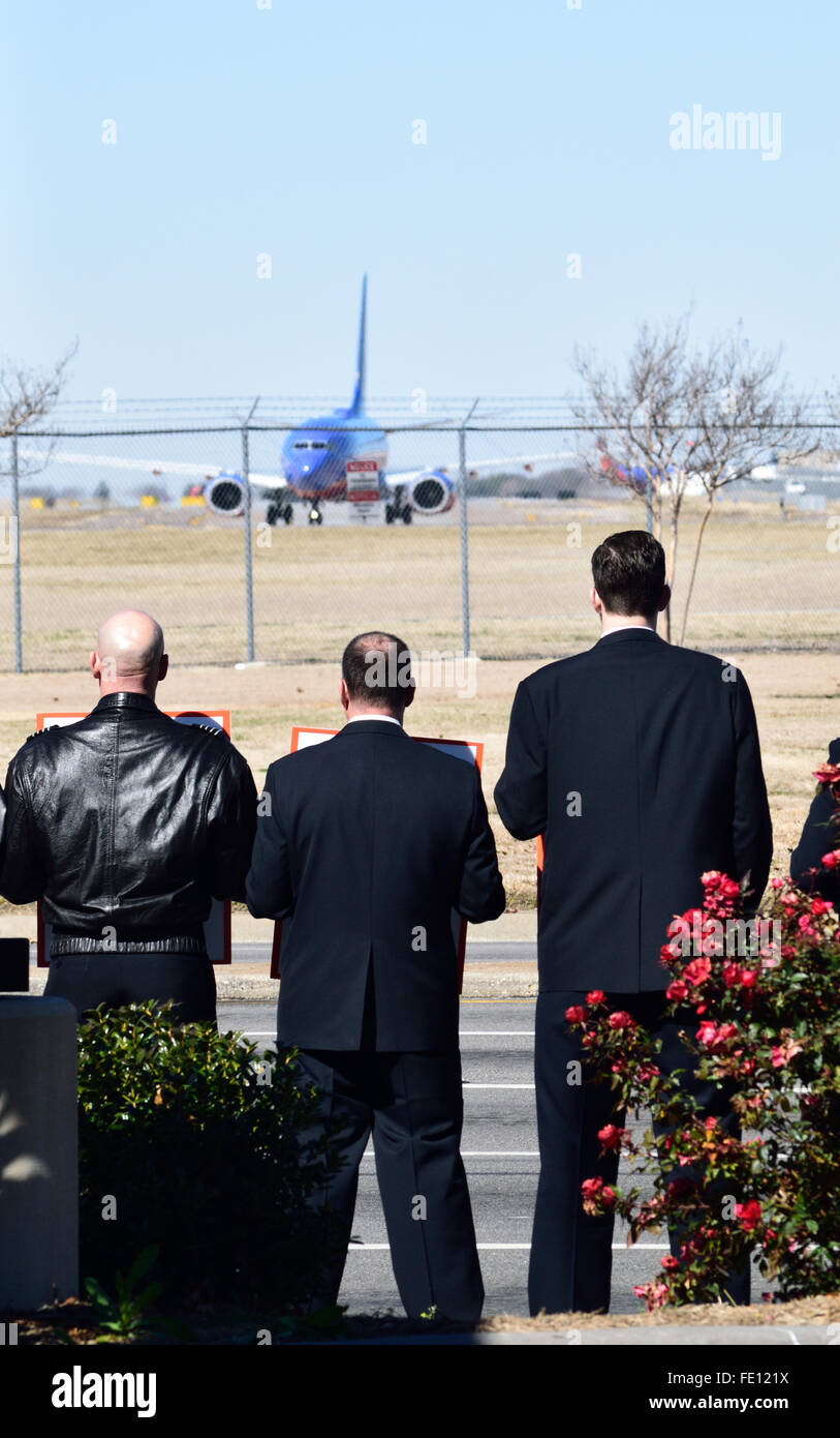 Southwest Airlines stehen im stillen Protest wegen mit keinen Vertrag mit ihrer Fluggesellschaft. Southwest Airlines Flugzeug im Hintergrund bereit für ausziehen. Bildnachweis: Brian T. Humek/Alamy Live-Nachrichten Stockfoto