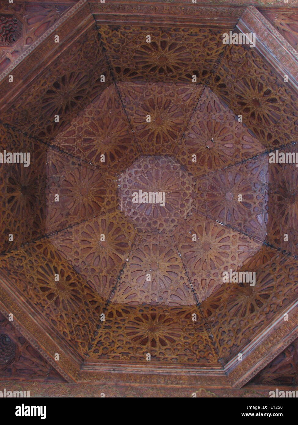 Girh Muster, Holzarbeiten, an der Decke des Ben Youssef Medresa, Marrakesch, Marokko Stockfoto