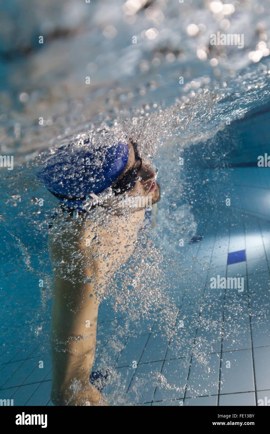 Junger Mann, Schwimmen im pool Stockfoto