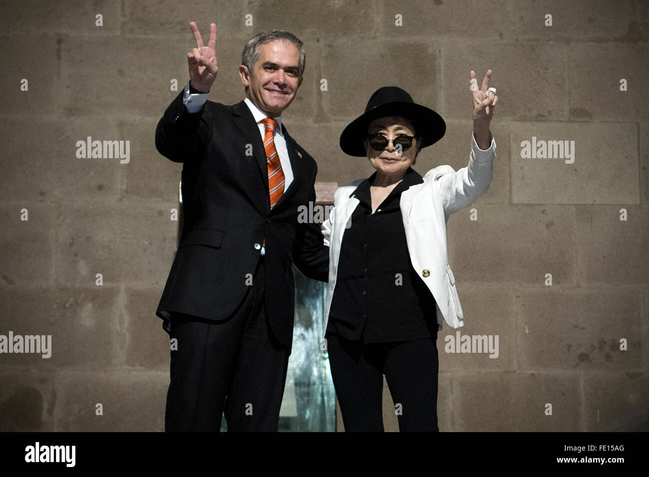 Mexico City, Mexiko. 3. Februar 2016. Mexiko-Stadt Bürgermeister Miguel Angel Mancera (L) und Künstlerin Yoko Ono stellen nach Yoko Ono als "Illustre Besucher" im Rathaus von Mexico City in Mexiko-Stadt, Hauptstadt von Mexiko, am 3. Februar 2016 geehrt wurde. Bildnachweis: Alejandro Ayala/Xinhua/Alamy Live-Nachrichten Stockfoto