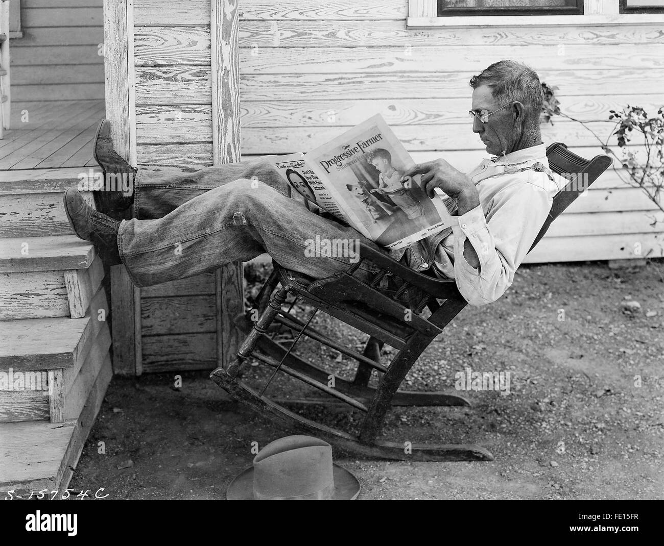 Landwirt lesen seine Farm Papier - Coryell County, Texas, September 1931. Stockfoto
