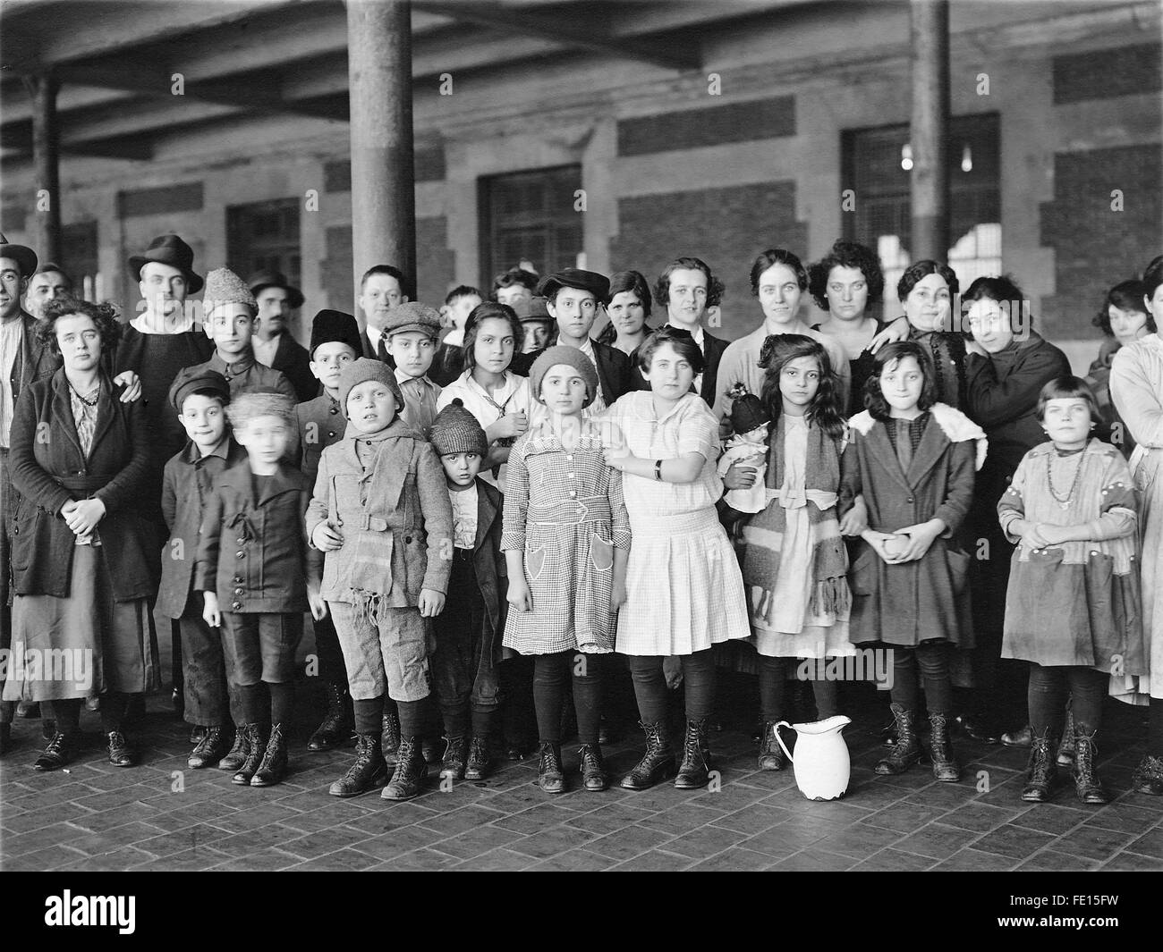 Neu angekommenen Migrantenkinder mit Eltern, Ellis Island, New York. Stockfoto
