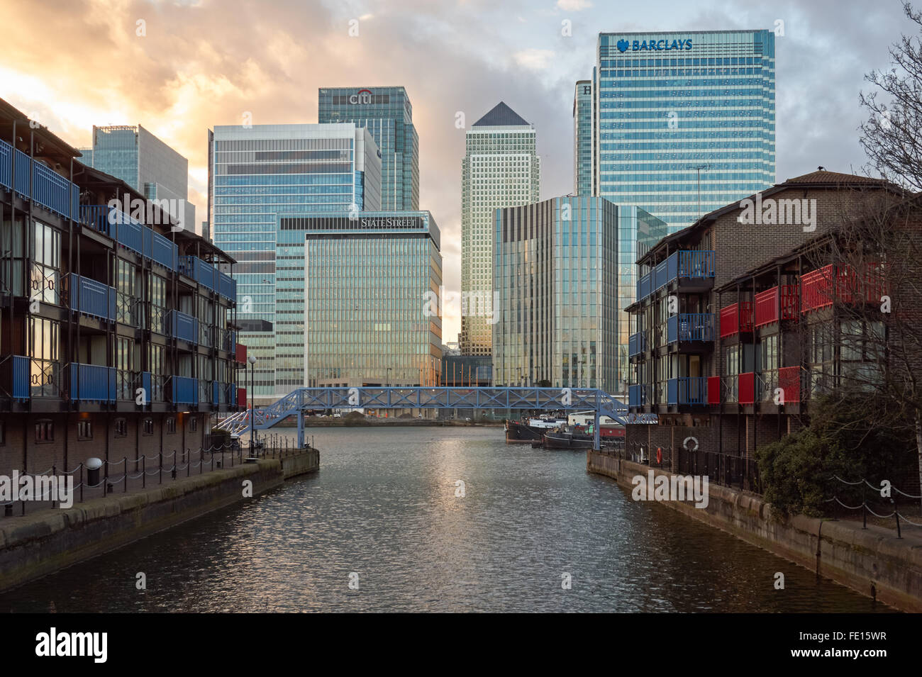 Blackwall Basin mit Wolkenkratzern und Wohngebäude in Canary Wharf, London England Vereinigtes Königreich UK Stockfoto