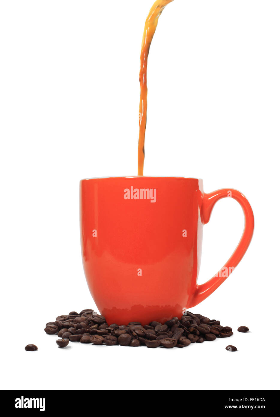 Studio Aufnahme von Kaffee in ein Orange-Kaffeetasse mit verstreuten Kaffeebohnen Stockfoto