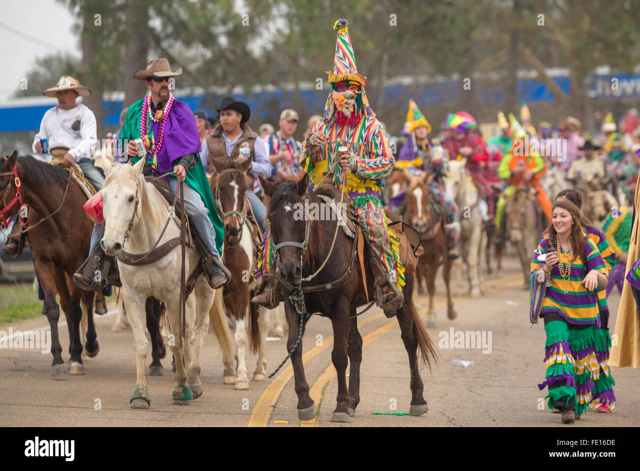 Kostümierte Jecken reiten während den traditionellen Cajun Courir de Karneval Chicken Run 15. Februar 2015 in Kirche-Punkt, Louisiana. Die Veranstaltung beinhaltet 900-hundert kostümierte Jecken im Wettbewerb um eine lebende Hühner fangen, da sie von Haus zu Haus in der ländlichen Gemeinde bewegen. Stockfoto