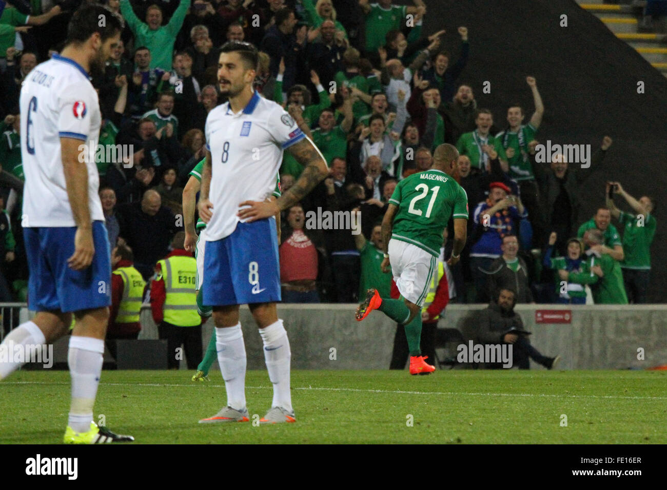 8. Oktober 2015 - Euro 2016-Qualifikation - Gruppe F - Nordirland 3 Griechenland 1. Josh Magennis (21) läuft um scoring Nordirland zweite Tor gegen Griechenland zu feiern Stockfoto