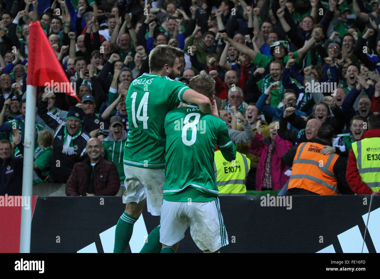 8. Oktober 2015 - Euro 2016-Qualifikation - Gruppe F - Nordirland 3 Griechenland 1. Steven Davis (8) feiert vor Nordirland Fans nach seinem zweiten Tor. Mit Nordirland führt 3: 0 das Fans realisierte Nordirland musste für qualifizieren ihre "erste jemals Auftritt in der EM-Endrunde. Stockfoto