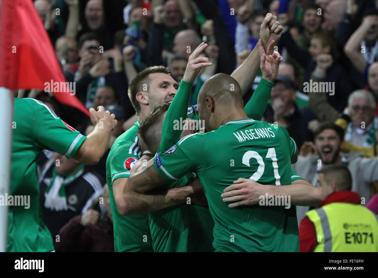 8. Oktober 2015 - Euro 2016-Qualifikation - Gruppe F - Nordirland 3 Griechenland 1. Steven Davis (Mitte des Trios) feiert vor Nordirland Fans nach seinem zweiten Tor. Stockfoto