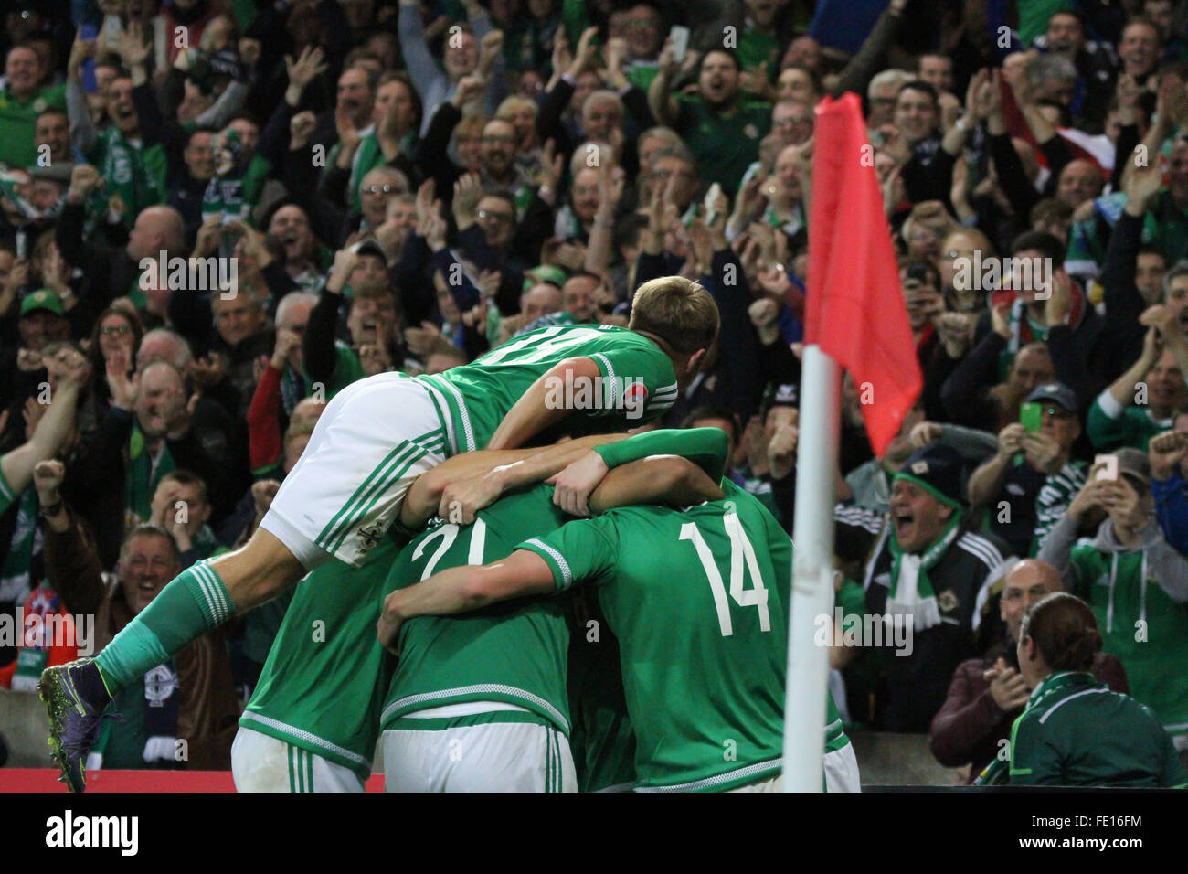 8. Oktober 2015 - Euro 2016-Qualifikation - Gruppe F - Nordirland 3 Griechenland 1. Steven Davis ist umgeben von seinen Kollegen nach seinem zweiten Tor für Nordirland gegen Griechenland. Stockfoto