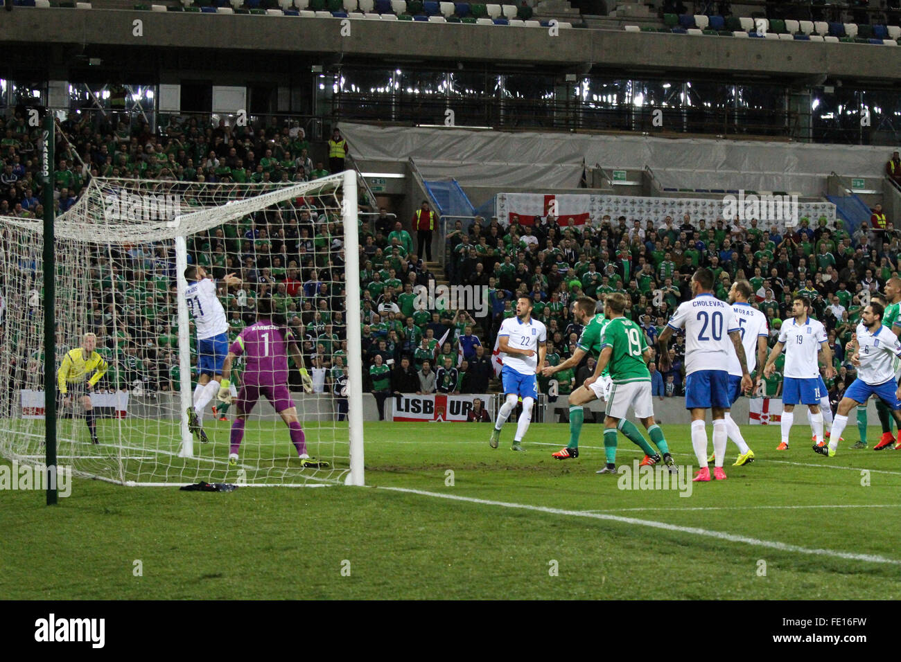 8. Oktober 2015 - Euro 2016-Qualifikation - Gruppe F - Nordirland 3 Griechenland 1. Josh Magennis (Extrem rechts - grün) Uhren seinen Header Dips zu gehen Nordirland die zweite (2: 0) Tor gegen Griechenland. Stockfoto