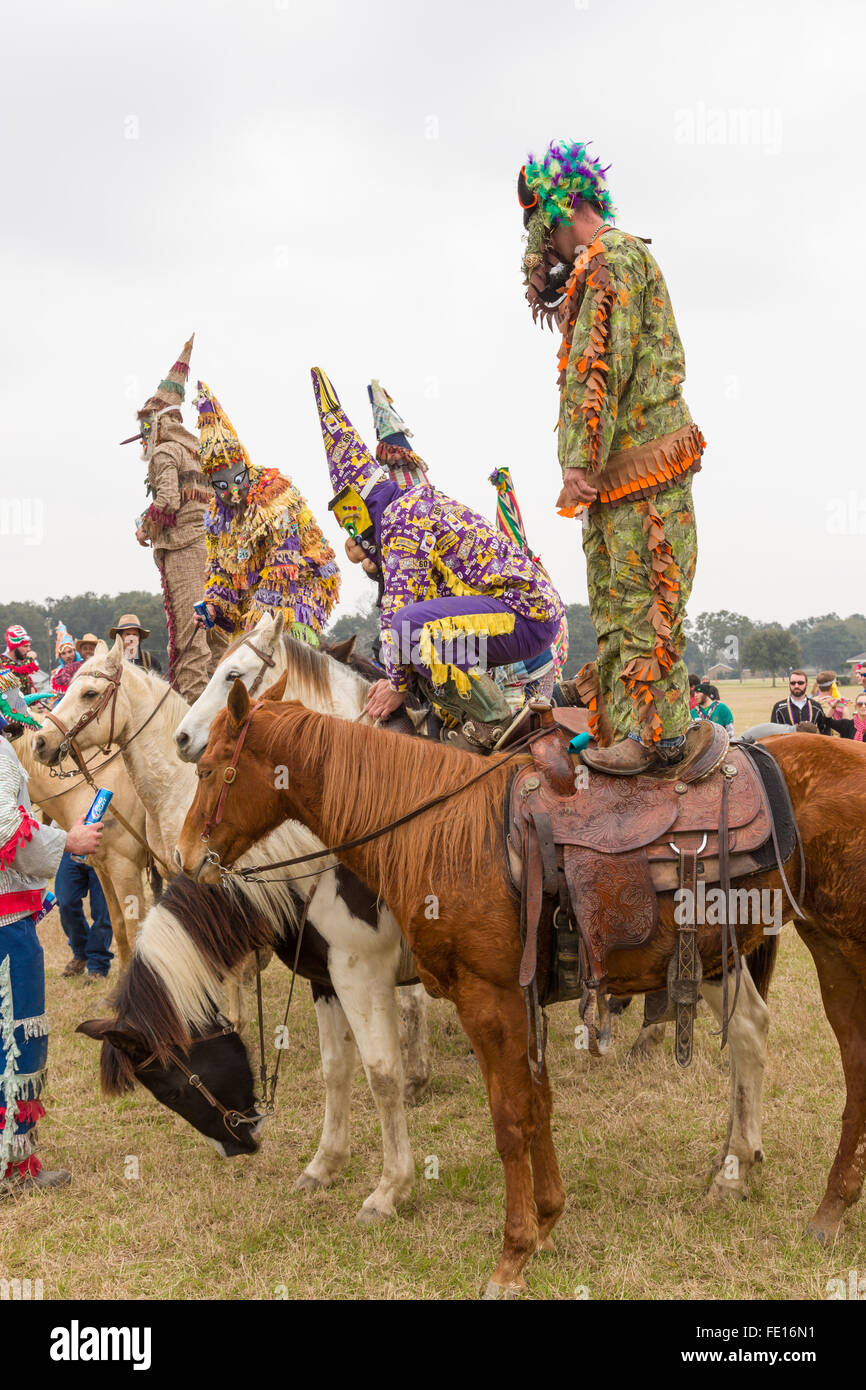 Kostümierte Jecken stehen auf dem Pferderücken in den traditionellen Cajun Courir de Karneval Chicken Run 15. Februar 2015 in Kirche-Punkt, Louisiana. Die Veranstaltung beinhaltet 900-hundert kostümierte Jecken im Wettbewerb um eine lebende Hühner fangen, da sie von Haus zu Haus in der ländlichen Gemeinde bewegen. Stockfoto