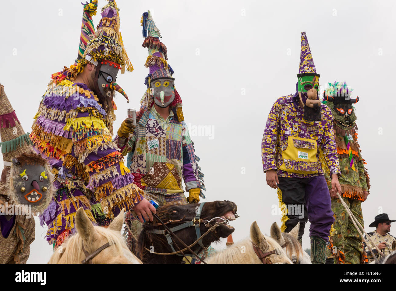 Kostümierte Jecken stehen auf dem Pferderücken in den traditionellen Cajun Courir de Karneval Chicken Run 15. Februar 2015 in Kirche-Punkt, Louisiana. Die Veranstaltung beinhaltet 900-hundert kostümierte Jecken im Wettbewerb um eine lebende Hühner fangen, da sie von Haus zu Haus in der ländlichen Gemeinde bewegen. Stockfoto