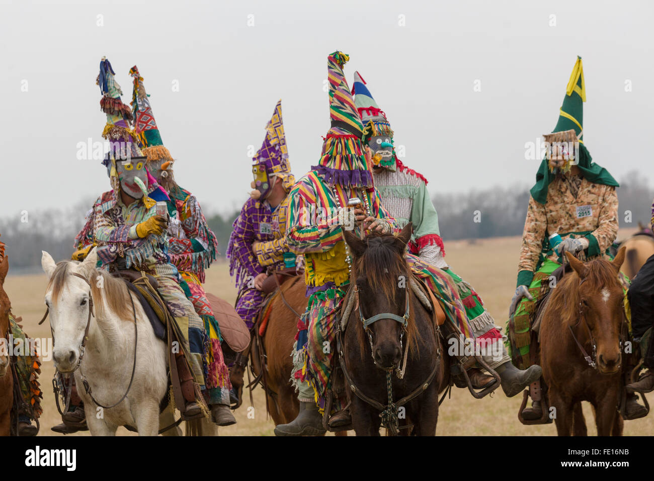 Kostümierte Jecken reiten während den traditionellen Cajun Courir de Karneval Chicken Run 15. Februar 2015 in Kirche-Punkt, Louisiana. Die Veranstaltung beinhaltet 900-hundert kostümierte Jecken im Wettbewerb um eine lebende Hühner fangen, da sie von Haus zu Haus in der ländlichen Gemeinde bewegen. Stockfoto