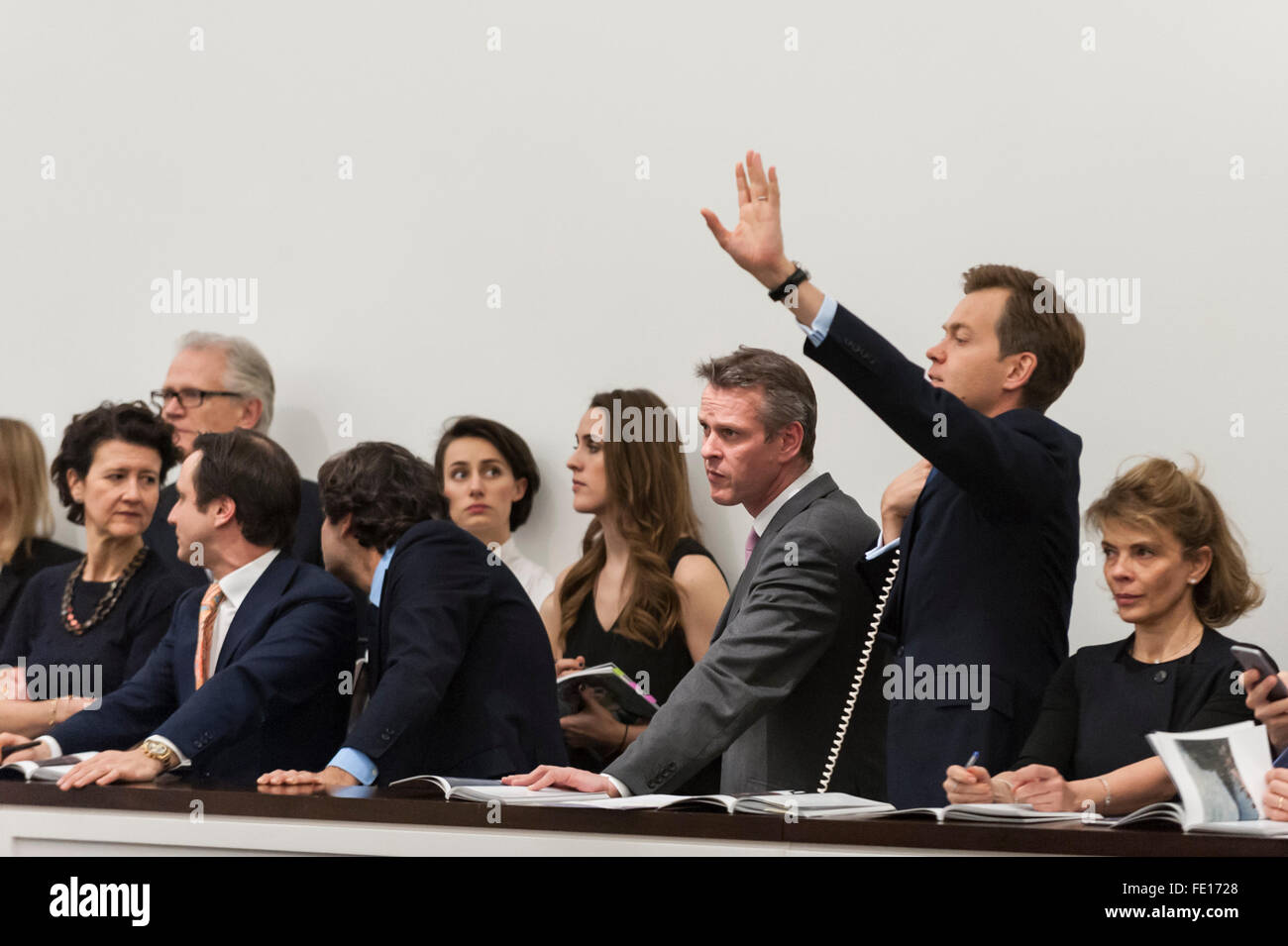 London, UK.  3. Februar 2016.  Sotheby's-Mitarbeiter bieten im Namen des Telefon-Kunden bei Sothebys Impressionist, moderne & surrealistisch Abend Kunstverkäufe in New Bond Street.  Die Summe der Verkäufe realisierte £94m.  Bildnachweis: Stephen Chung / Alamy Live News Stockfoto