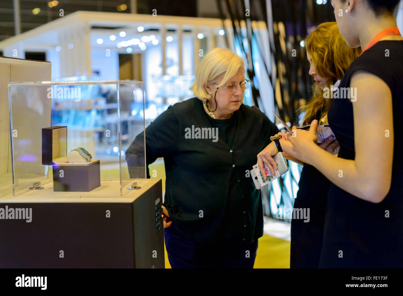 Madrid, Spanien-3. Februar 2016. Ein Huawei-Assistent erklärt die Funktionen der neuen Uhr. Der chinesische Elektronikkonzern, Huawei und die spanischen Watch Group, Grupo Ayserco, startete die Huawei klassischen Stil-Elektronik-Uhr, die mit einem Handy synchronisieren kann. Die Uhr wurde am JoyaMadrid in IFEMA, eingeführt und zu Juweliere verkauft werden und Einzelhändler zu sehen.   © Lawrence JC Baron/Alamy Live-Nachrichten. Stockfoto