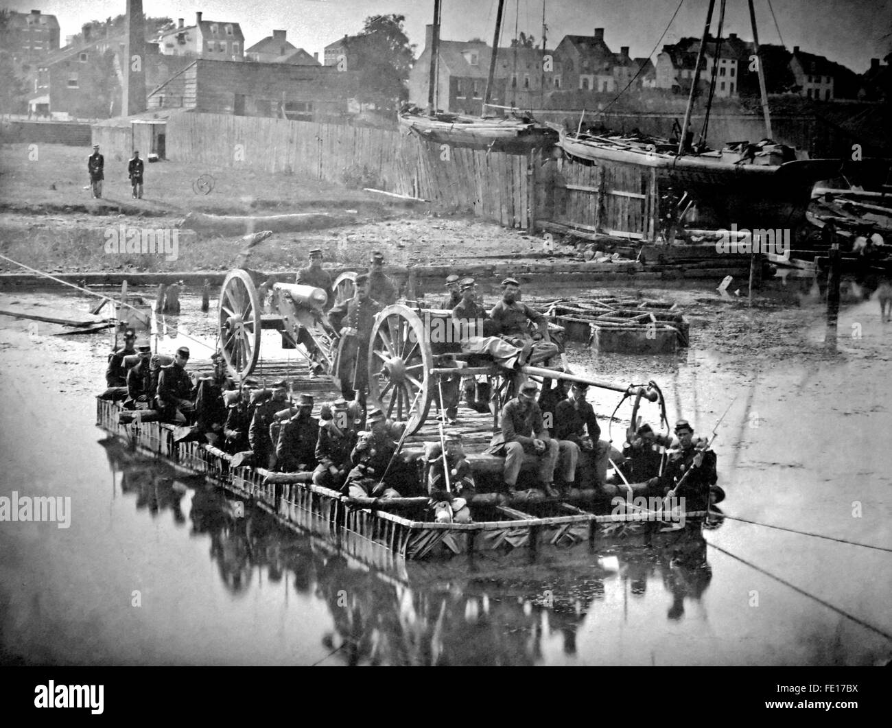Unions-Armee Artillerie, "Gunners" und zwanzig Infanterie Truppen über Fluss auf einem Floß während der US Civil War Stockfoto